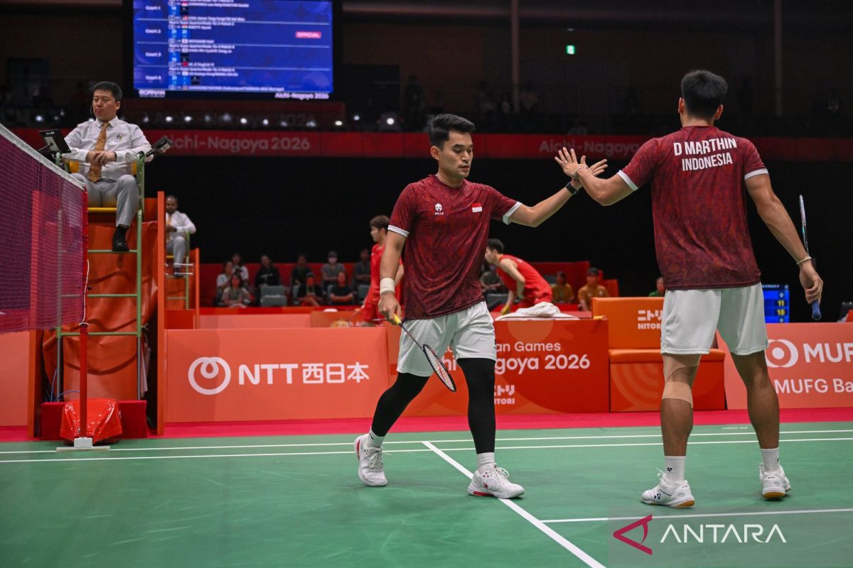 Leo Rolly Carnando dan Daniel Marthin merayakan poin untuk Indonesia