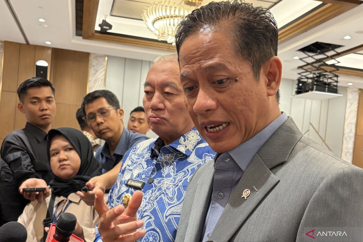 Wakil Menteri Koordinator Bidang Pangan Hanif Faisol Nurofiq memberi keterangan di Jakarta